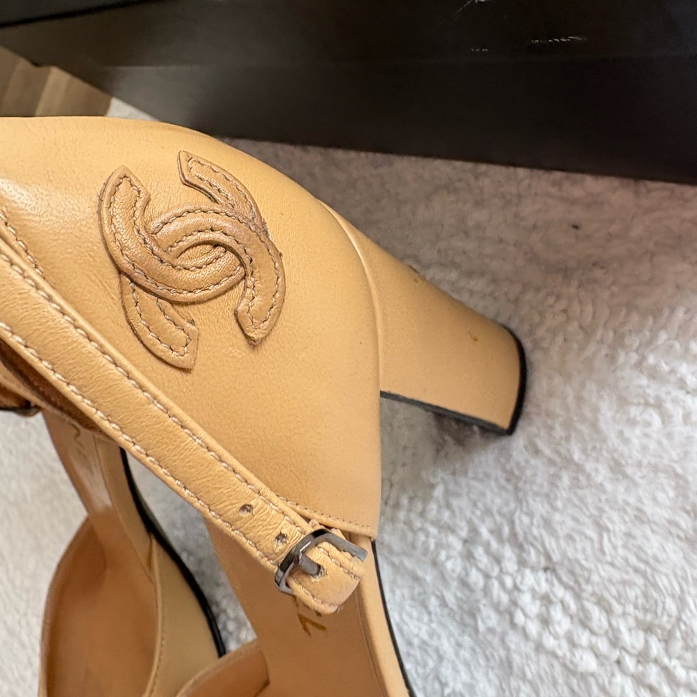 CHANEL Women's Two-Tone classic Beige and Black cap toe Vintage Heels - Picture 4 of 17